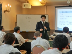 長野経営者協会セミナーに登壇する省エネコンサルタント　伊藤智教　氏写真